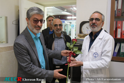 اهدای شاخه گل به اعضای مرکز تشخیص طبی و آسیب شناسی رازی